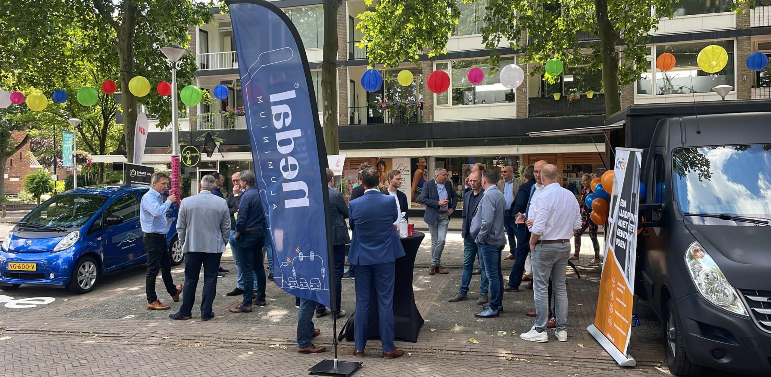 feestelijke-onthulling-slimme-laadpaal-renkum