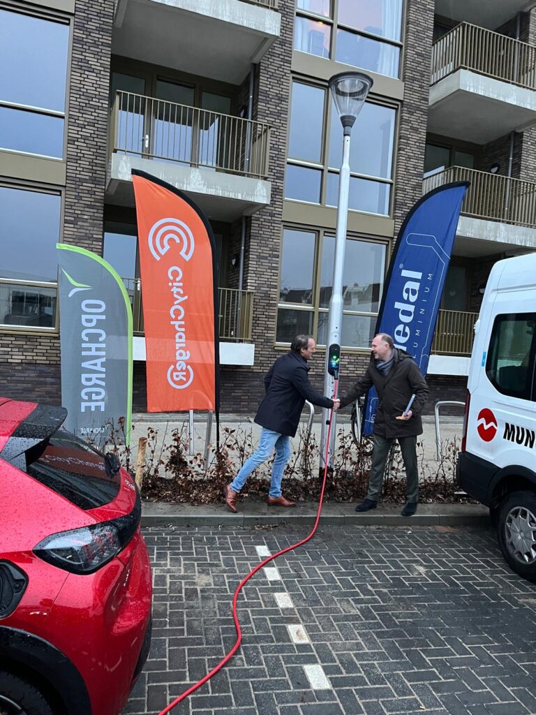 Opening laadplein gemeente Tilburg Bergeijkstraat foto 2 wethouder Bas van der Pol - Heimen Visser